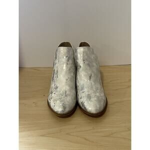 Boutique by Corky's Wayland White & Metallic Silver Ankle Bootie size 8